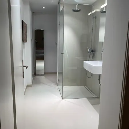 Ruhiges Wg-appartment In Einfamilienhaus