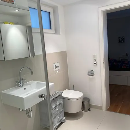 Ruhiges Wg-appartment In Einfamilienhaus 公寓