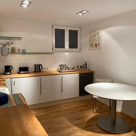 Ruhiges Wg-appartment In Einfamilienhaus 公寓 *